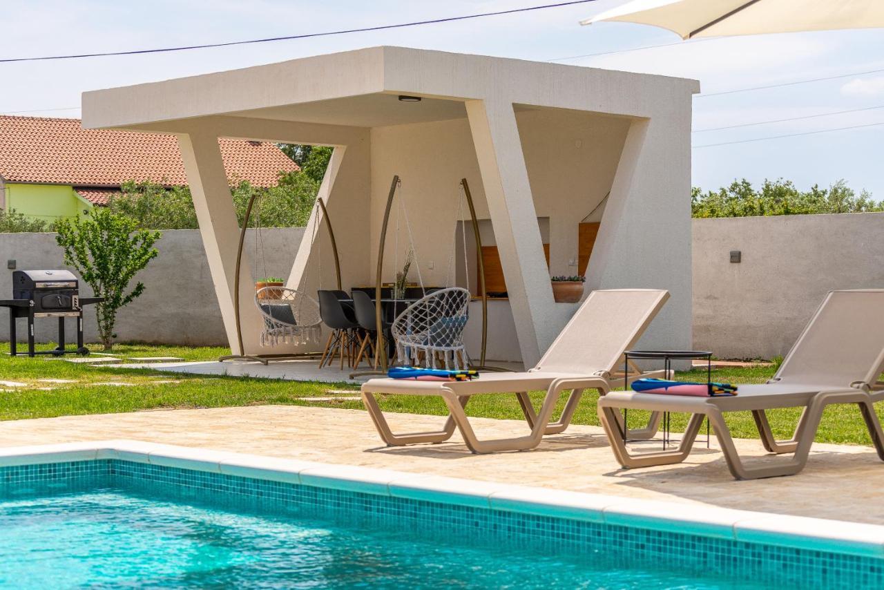 S&I Peaceful Holiday Home With Pool & Jacuzzi Galovac  Exteriér fotografie