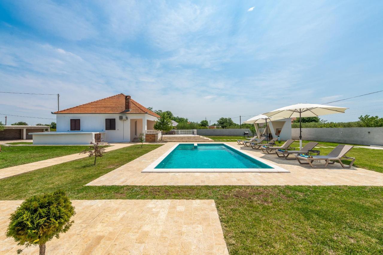 S&I Peaceful Holiday Home With Pool & Jacuzzi Galovac  Exteriér fotografie
