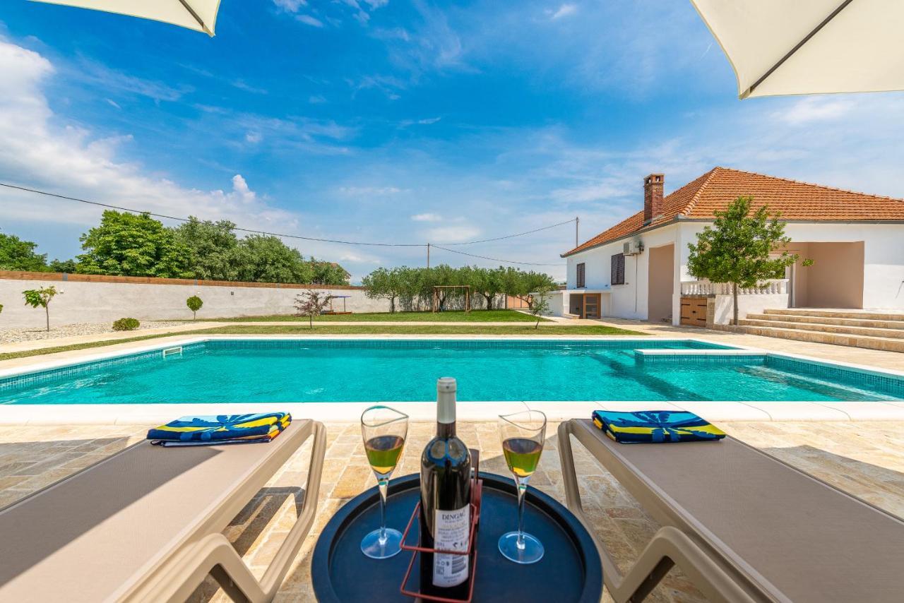 S&I Peaceful Holiday Home With Pool & Jacuzzi Galovac  Exteriér fotografie