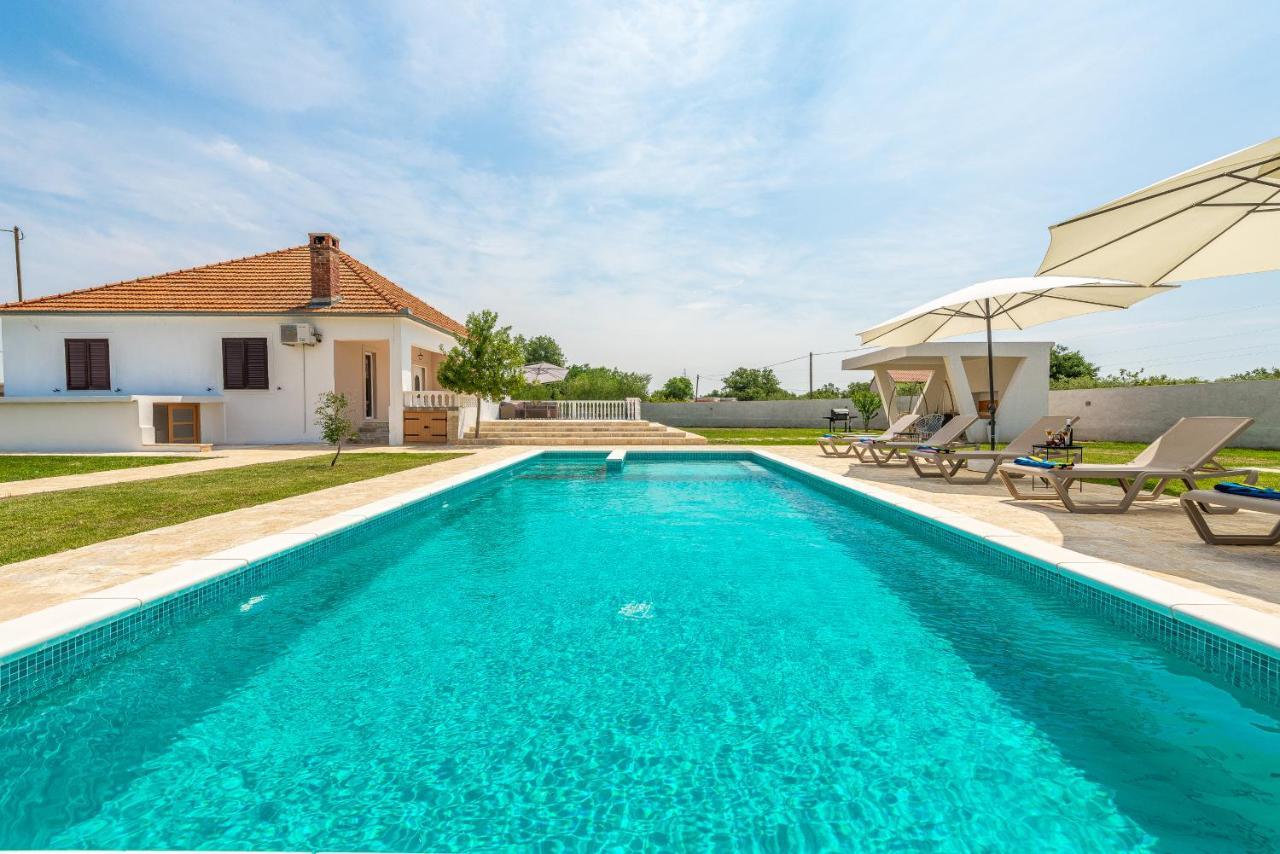 S&I Peaceful Holiday Home With Pool & Jacuzzi Galovac  Exteriér fotografie