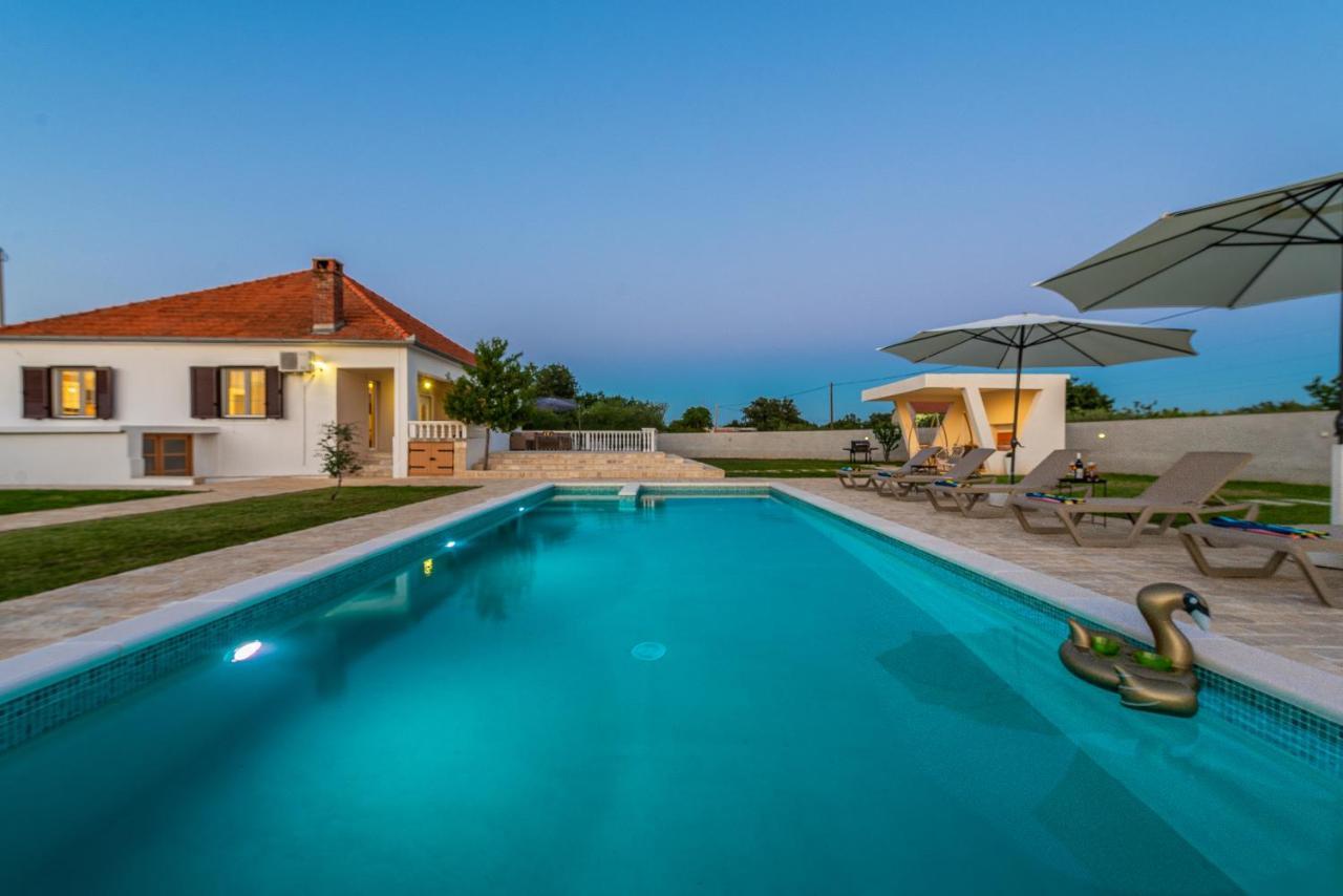 S&I Peaceful Holiday Home With Pool & Jacuzzi Galovac  Exteriér fotografie