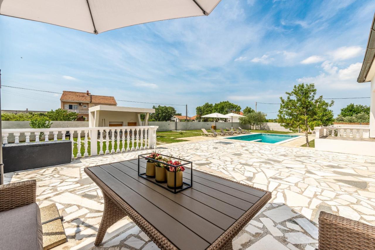 S&I Peaceful Holiday Home With Pool & Jacuzzi Galovac  Exteriér fotografie