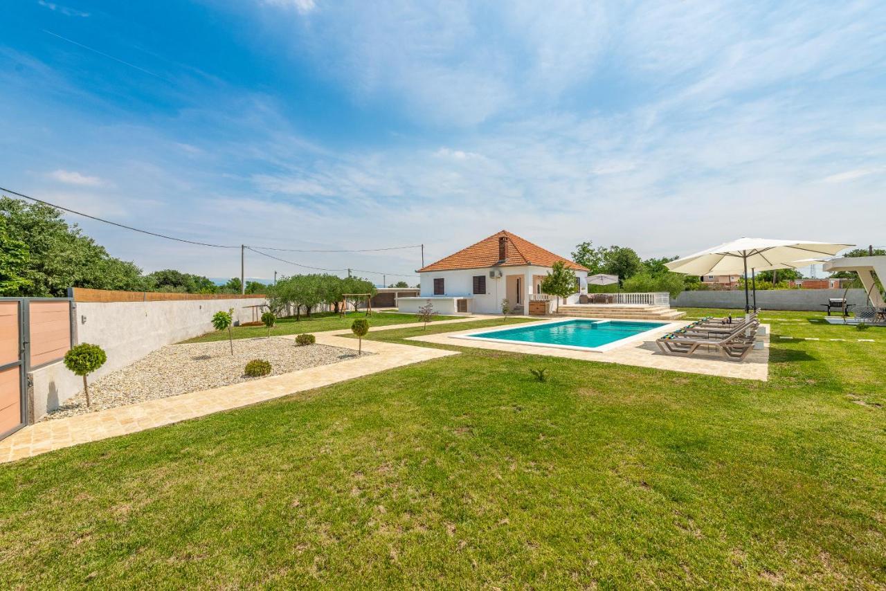 S&I Peaceful Holiday Home With Pool & Jacuzzi Galovac  Exteriér fotografie