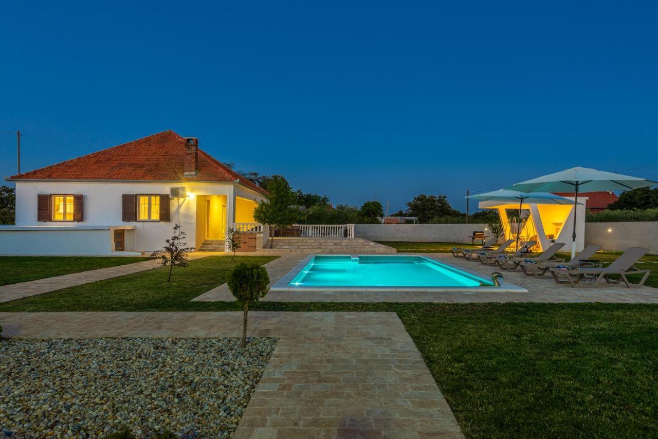 S&I Peaceful Holiday Home With Pool & Jacuzzi Galovac  Exteriér fotografie