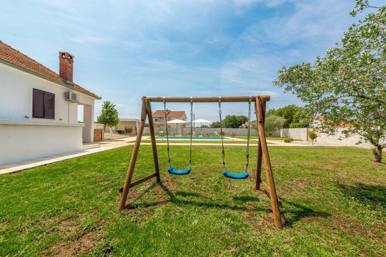 S&I Peaceful Holiday Home With Pool & Jacuzzi Galovac  Exteriér fotografie